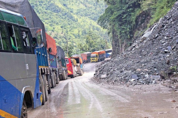 नारायणगढ-मुग्लिन सडकमा यातायात अवरुद्ध